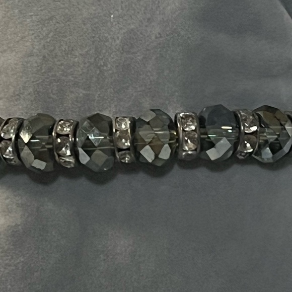 Dark iridescent glass beveled beaded bracelet - Picture 7 of 7